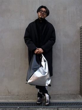 「シルバー」｜「アイテム（ダウンジャケット/コート）」を使った、明賀健太さん（メンズ・178cm）の冬コーディネート