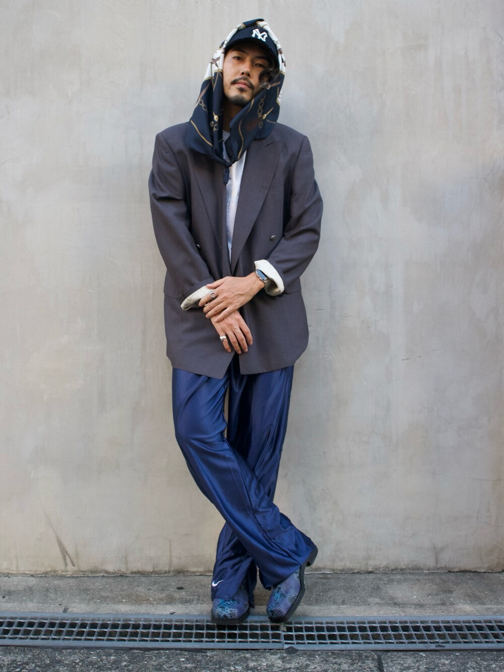 ブルー系のブーツ、ブラック系のブーツを着用したメンズの夏コーディネートの1枚目の写真