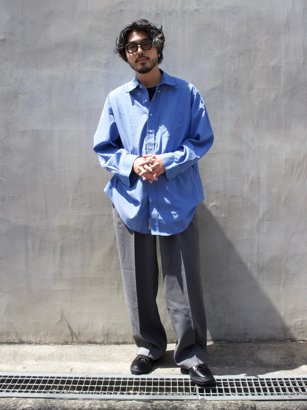 ブラック系のスニーカーを着用したメンズの春コーディネートの1枚目の写真