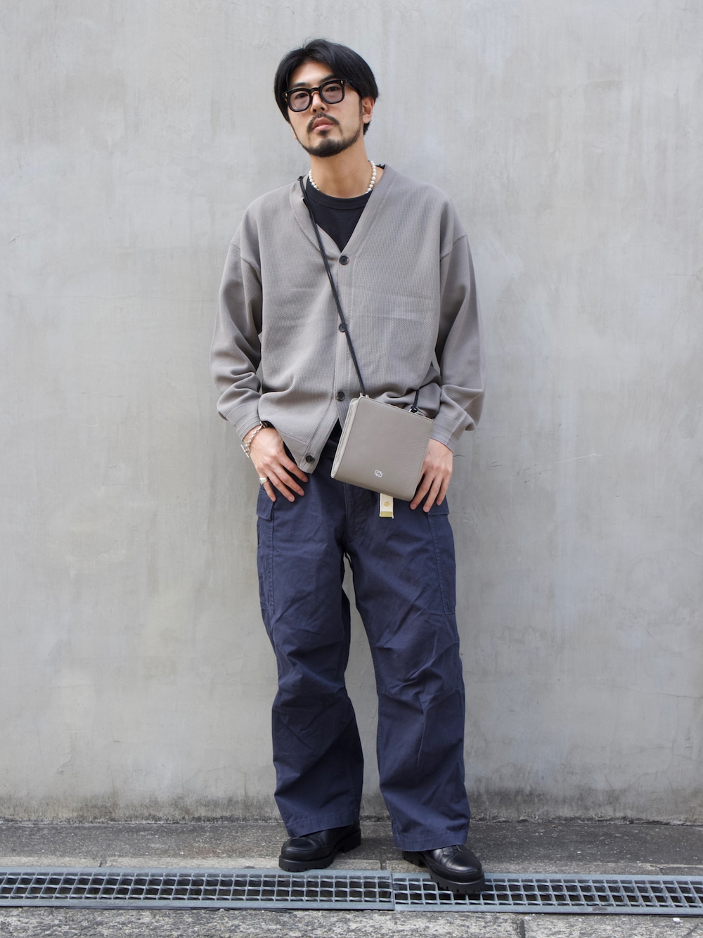 「春服デビュー宣言、春コーデ、カーディガン、シンプルコーデ、ミニバッグ、ショルダーバッグ、ゆるコーデ、きれいめカジュアル、ビッグシルエット、カーゴパンツ、ワイドパンツ、メガネ男子、スニーカー、オトナカジュアル、春服みてみて」｜「FORTUNA HOMMEのFORTUNAHOMME MeshKnit Cardigan（カーディガン/ボレロ、ベージュ系）」を使った、明賀健太さん（メンズ・178cm）の春コーディネートの1枚目の写真