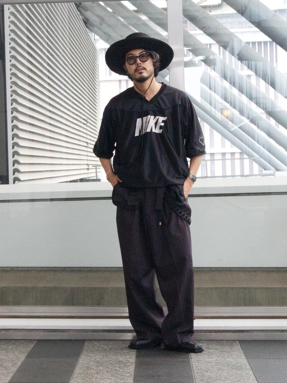 ブラック系のスリッポンを着用したメンズの夏コーディネートの1枚目の写真