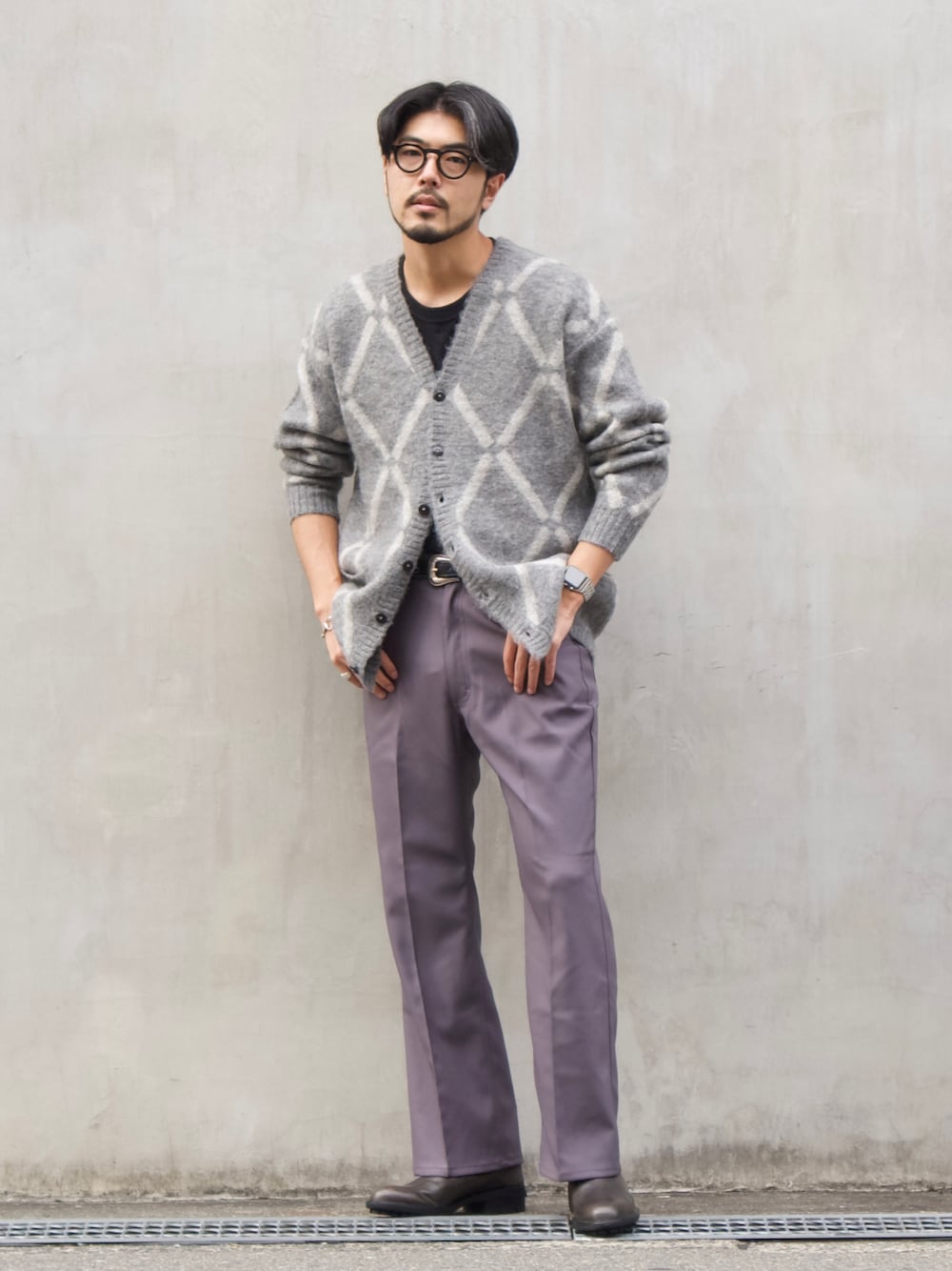 「メンズファッション、シンプルコーデ、カーディガン、モヘヤニット、モヘアニット、モヘアカーディガン、グレー、フレアパンツ、スラックス、ブーツ、サイドゴアブーツ、メガネ男子、ワントーンコーデ、きれいめカジュアル、オトナカジュアル」｜「ABAHOUSEのモヘア ウール ブレンド モダン アーガイル柄 Vネック カーディガン（カーディガン/ボレロ、グレー系）」を使った、明賀健太さん（メンズ・178cm）の冬コーディネートの1枚目の写真