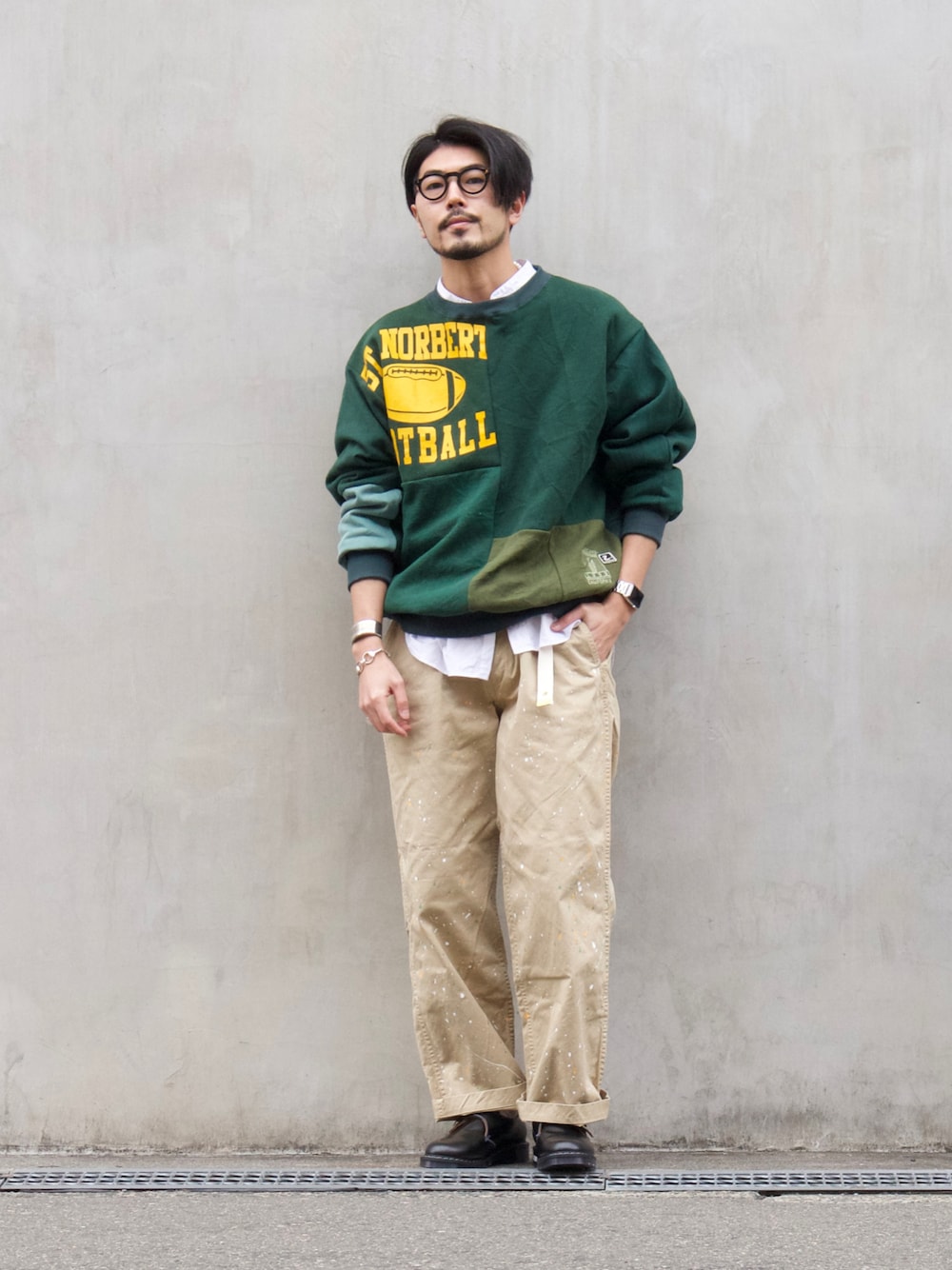 「ローファー、厚底シューズ、ワイドパンツ、グリーン、革靴、チノパン、春コーデ、レイヤードスタイル、スウェット、古着MIX、メガネ男子、lesca、シルバーアクセサリー、リメイク、きれいめカジュアル」｜「MASTER&Coの【MASTER&CO】ペイント ワイド チノパンツ（チノパンツ、ベージュ系）」を使った、明賀健太さん（メンズ・178cm）の春コーディネートの1枚目の写真