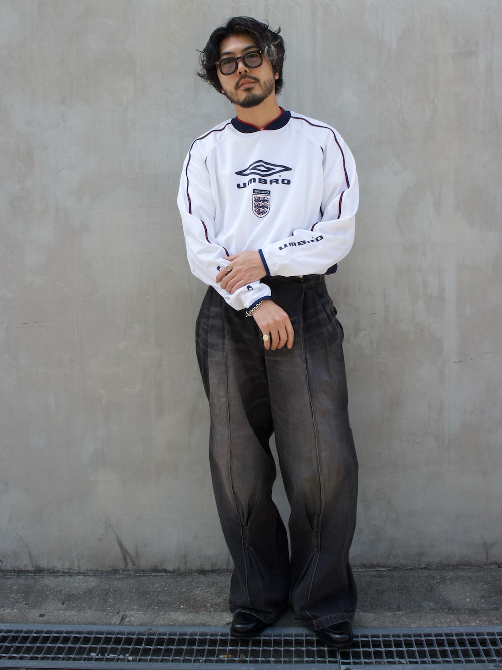 ブラック系のローファーを着用したメンズの春コーディネートの1枚目の写真