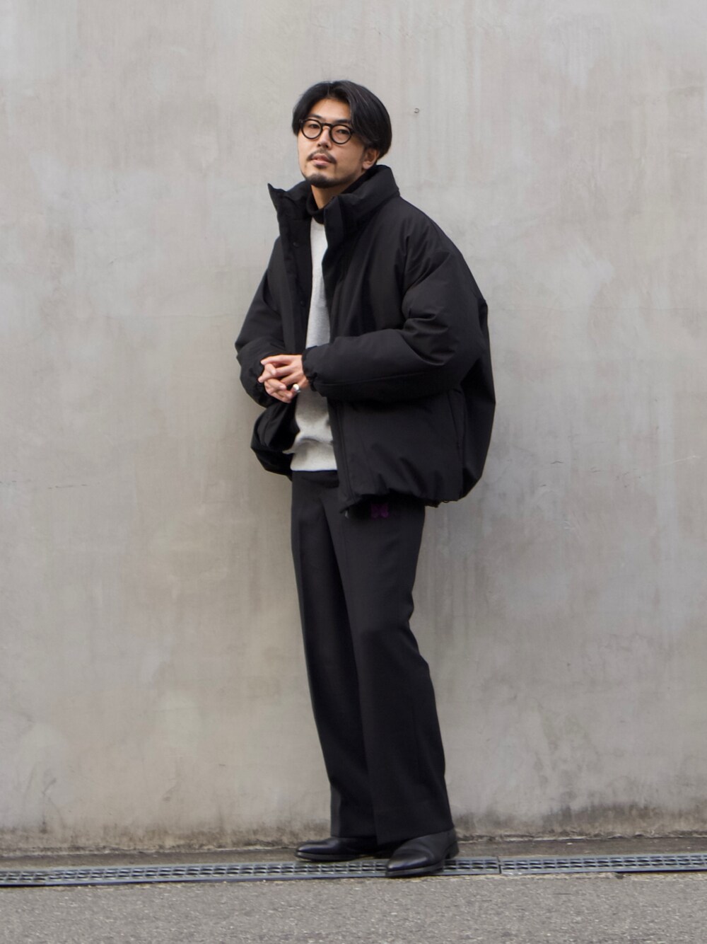 「メンズファッション、オトナカジュアル、ダウンジャケット、冬アウター、冬コーデ、きれいめカジュアル、メガネ男子、ワイドパンツ、シンプルスタイル、スウェット、スラックス、ブーツ、サイドゴアブーツ、モノトーン、モノトーンコーデ」｜「FORTUNA HOMMEのFORTUNAHOMME  Solotex Monster TECH PK（ダウンジャケット/コート、ブラック系）」を使った、明賀健太さん（メンズ・178cm）の冬コーディネートの1枚目の写真