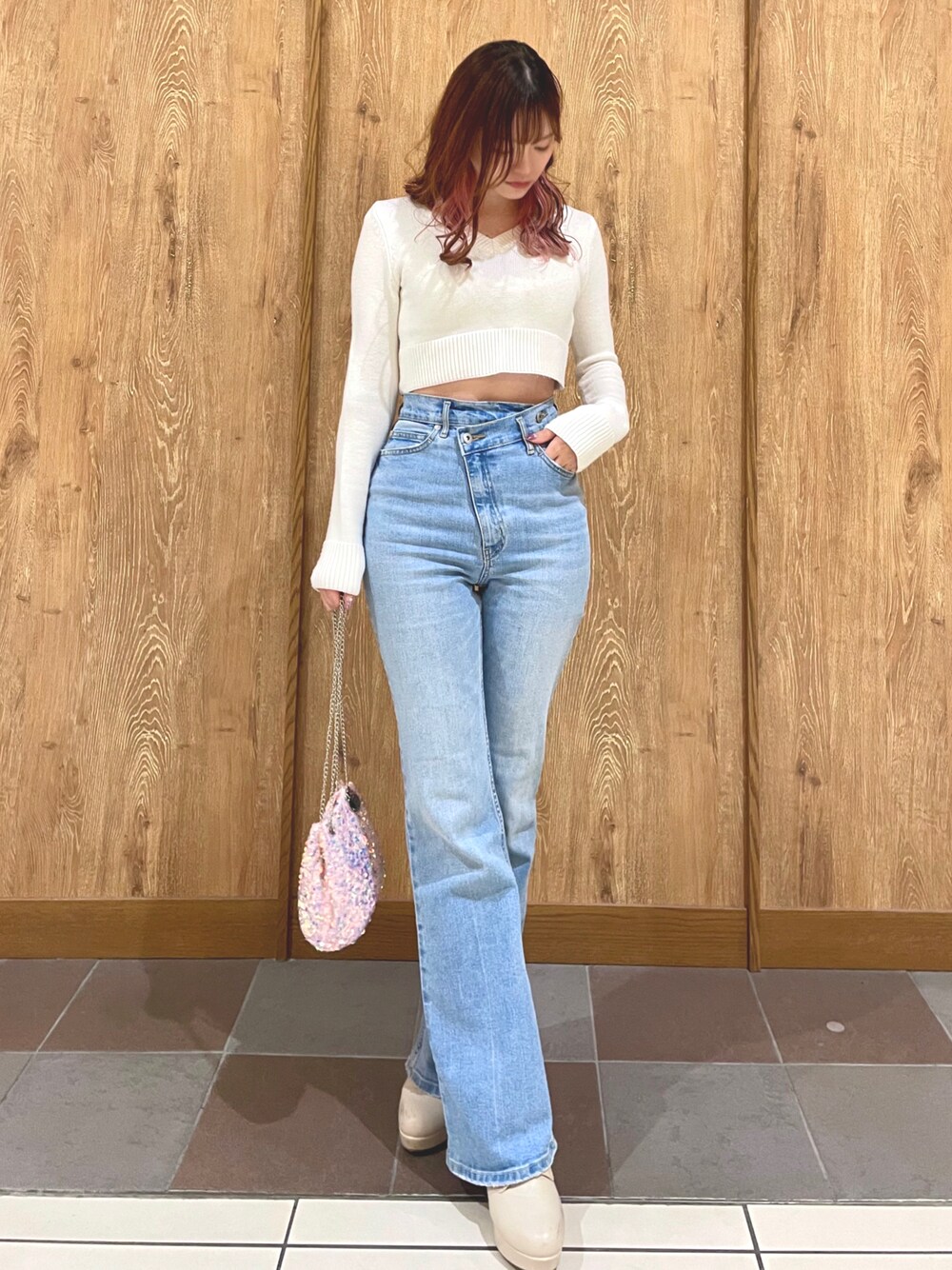「春服コーデ、オトナカジュアル、春服、ラフコーデ、フレアパンツ、ショート丈トップス、フレアデニム、150cm台コーデ、デニム、スパンコール、ショートブーツ」｜「ZARAのアイテム（ニット/セーター、ホワイト系）」を使った、なつさん（レディース・158cm）の冬コーディネートの1枚目の写真