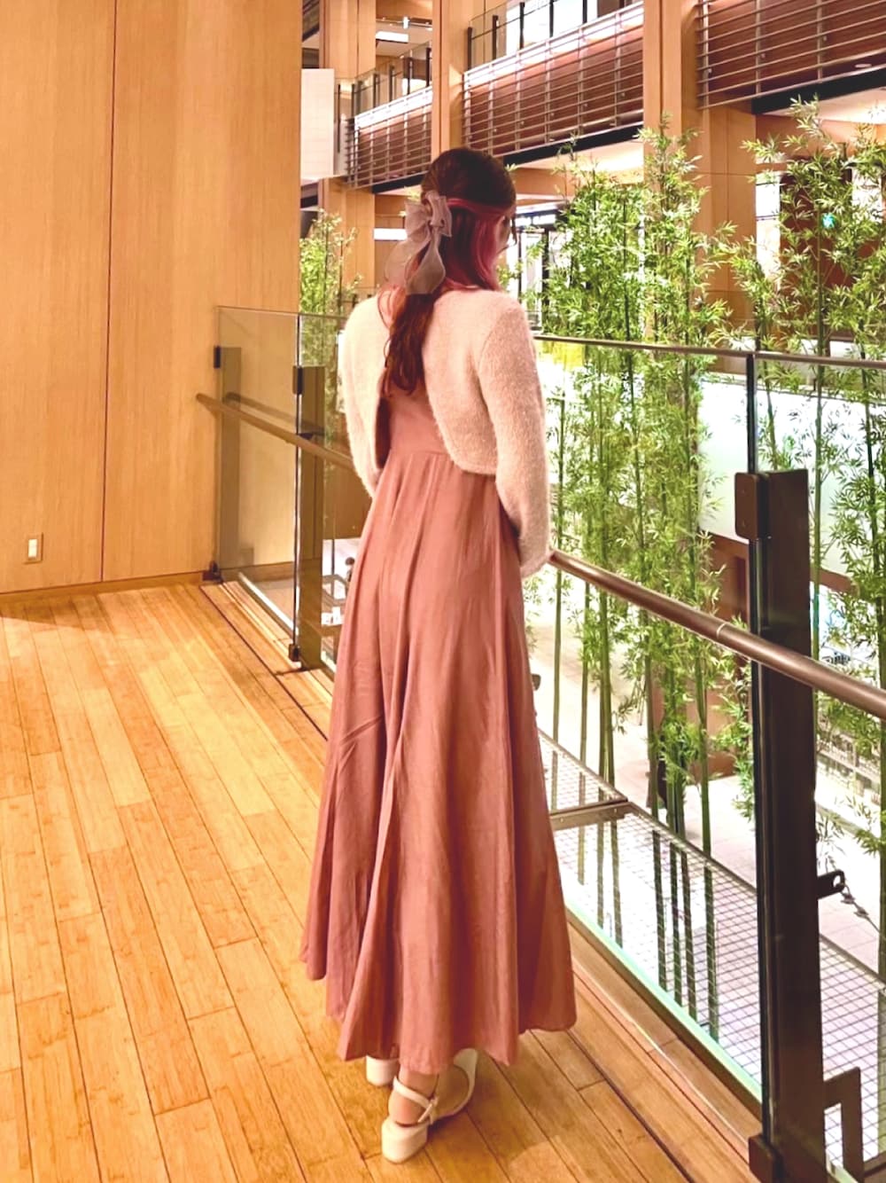 「オトナ女子、オトナカワイイ、リボン、大人かわいい、ワンピースコーデ、女子会、ラメニット、キャミワンピ、ピンク、ピンクコーデ、ガーリー、フェミニン、バレンタイン」｜「SNIDELの深Vニットセットキャミワンピース（ワンピース、ピンク系）」を使った、なつさん（レディース・158cm）の冬コーディネートの1枚目の写真