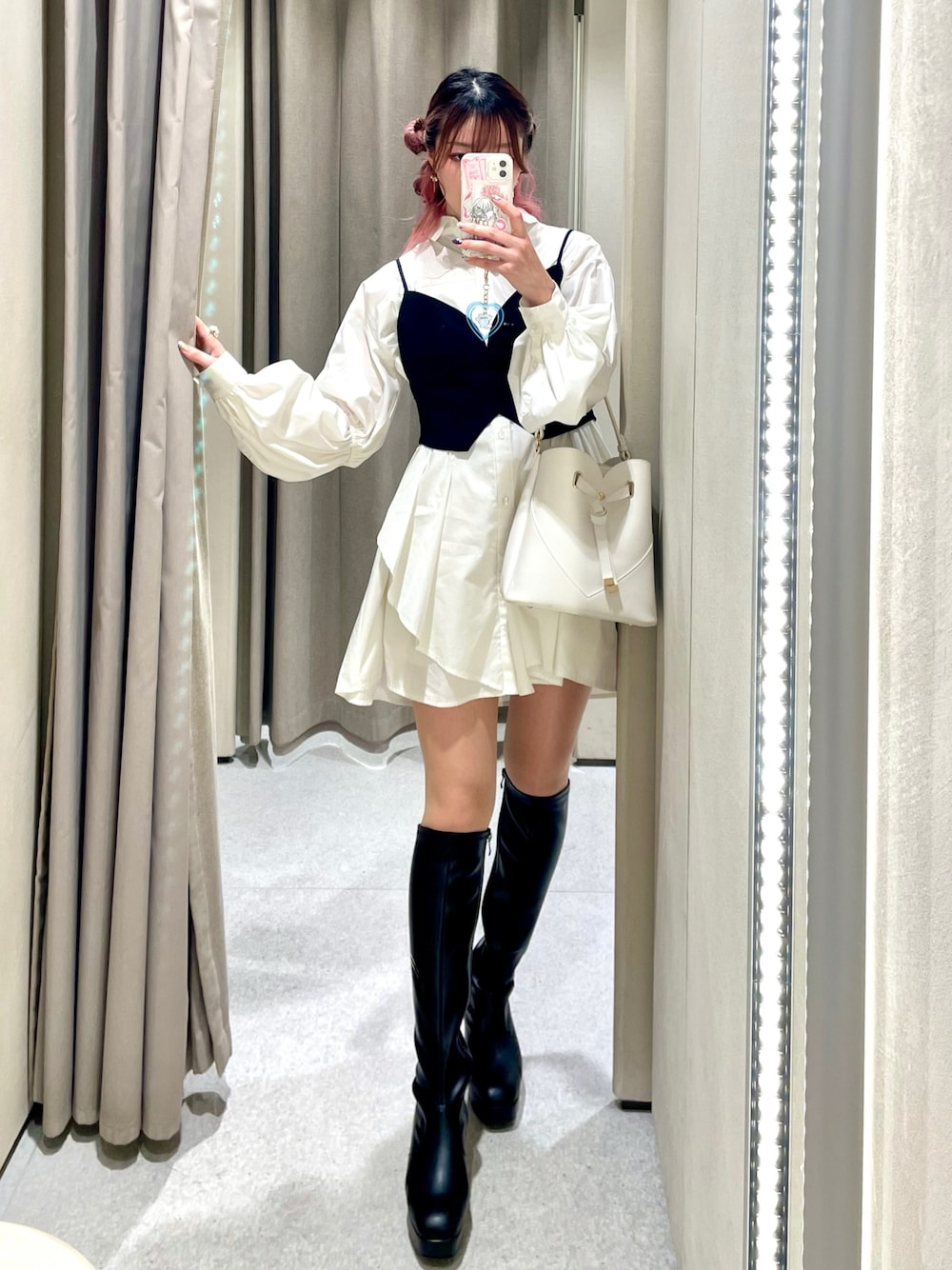 「春めき満開コーデ、春コーデ、お出かけコーデ、オトナ女子、シャツ/ブラウス、はるコーデ、シャツコーデ、シャツワンピ、ワンピース、ボリューム袖、大人女子、バレエコア、ビスチェ、オトナカワイイ、ミニワンピ」｜「SLYのASYMMETRY TUCK MINI OP アシンメトリー タック ミニワンピース シャツワンピース（シャツワンピース、ホワイト系）」を使った、なつさん（レディース・158cm）の春コーディネートの1枚目の写真