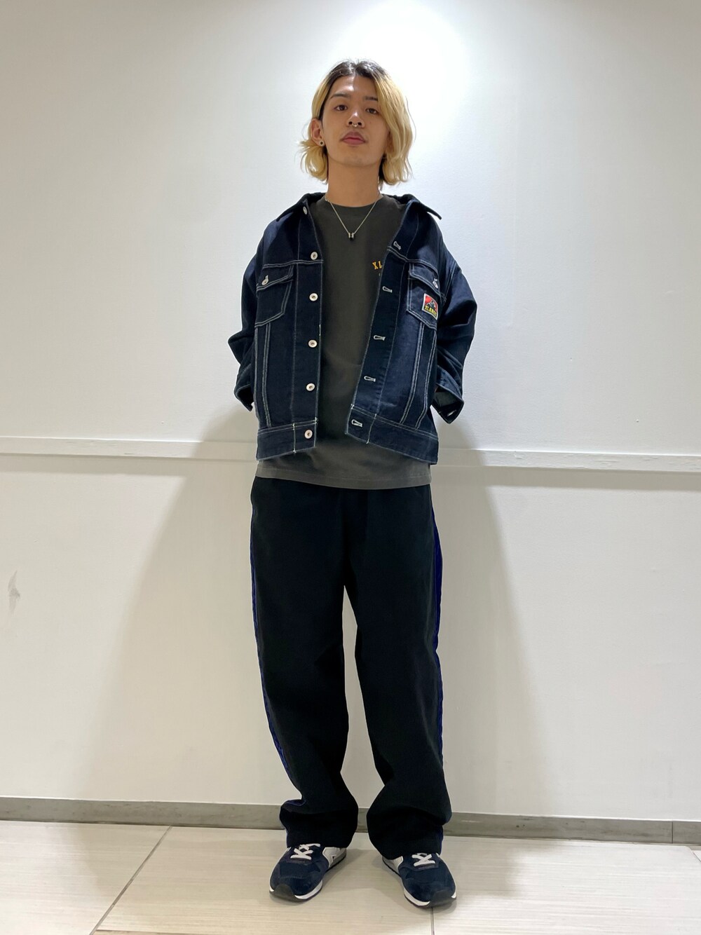 ブラック系のその他パンツ、ブラック系のTシャツ/カットソー、ブルー系のブルゾンを着用したメンズの秋コーディネートの1枚目の写真