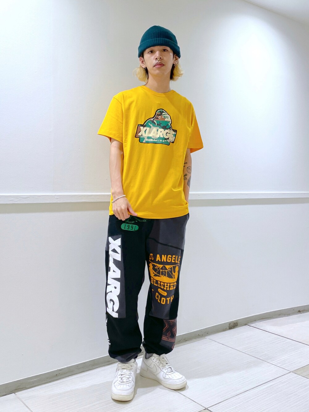「ニットキャップ、休日スタイル、大人コーデ、XLARGE、おしゃれさんと繋がりたい、だから秋服が好き、スウェットパンツ、ストリート」｜「XLARGEのPATCHWORK SWEAT PANTS（その他パンツ、グレー系）」を使った、武田陽彩さん（メンズ・173cm）の秋コーディネートの1枚目の写真
