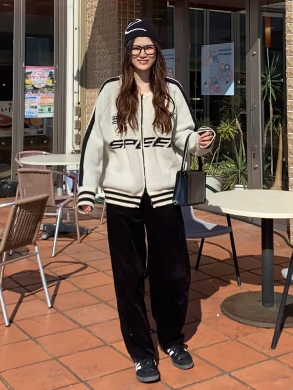 「最近のいい感じコーデ、冬アウター、秋冬コーデ、ニット、モノトーン、メガネ女子、ニット帽、メンズライク、高身長女子、高身長、高身長コーデ、スニーカー、古着MIX、ニットカーディガン、adidas」｜「adidasのサンバ OG / SAMBA OG / アディダスオリジナルス adidas Originals スニーカー（スニーカー、ホワイト系）」を使った、nachi*さん（レディース・175cm）の秋コーディネートの1枚目の写真