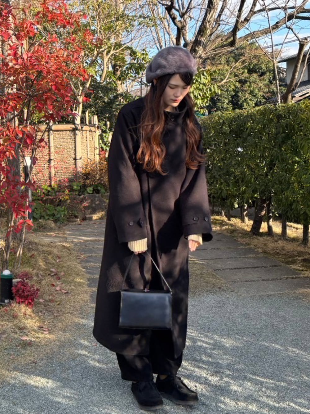 「高身長女子、高身長コーデ、高身長、ベレー帽、帽子、コート、ブラックコーデ、モノトーン、モノトーンコーデ、骨格ナチュラル、冬コーデ、シャギーニット、シンプルスタイル、冬のコーデ、冬アウター」｜「CREARE -LINO-のオーバーサイズ メルトン 2WAY スタンダーカラー ルーズ チェスターコート（チェスターコート、ブラック系）」を使った、nachi*さん（レディース・175cm）の冬コーディネートの1枚目の写真