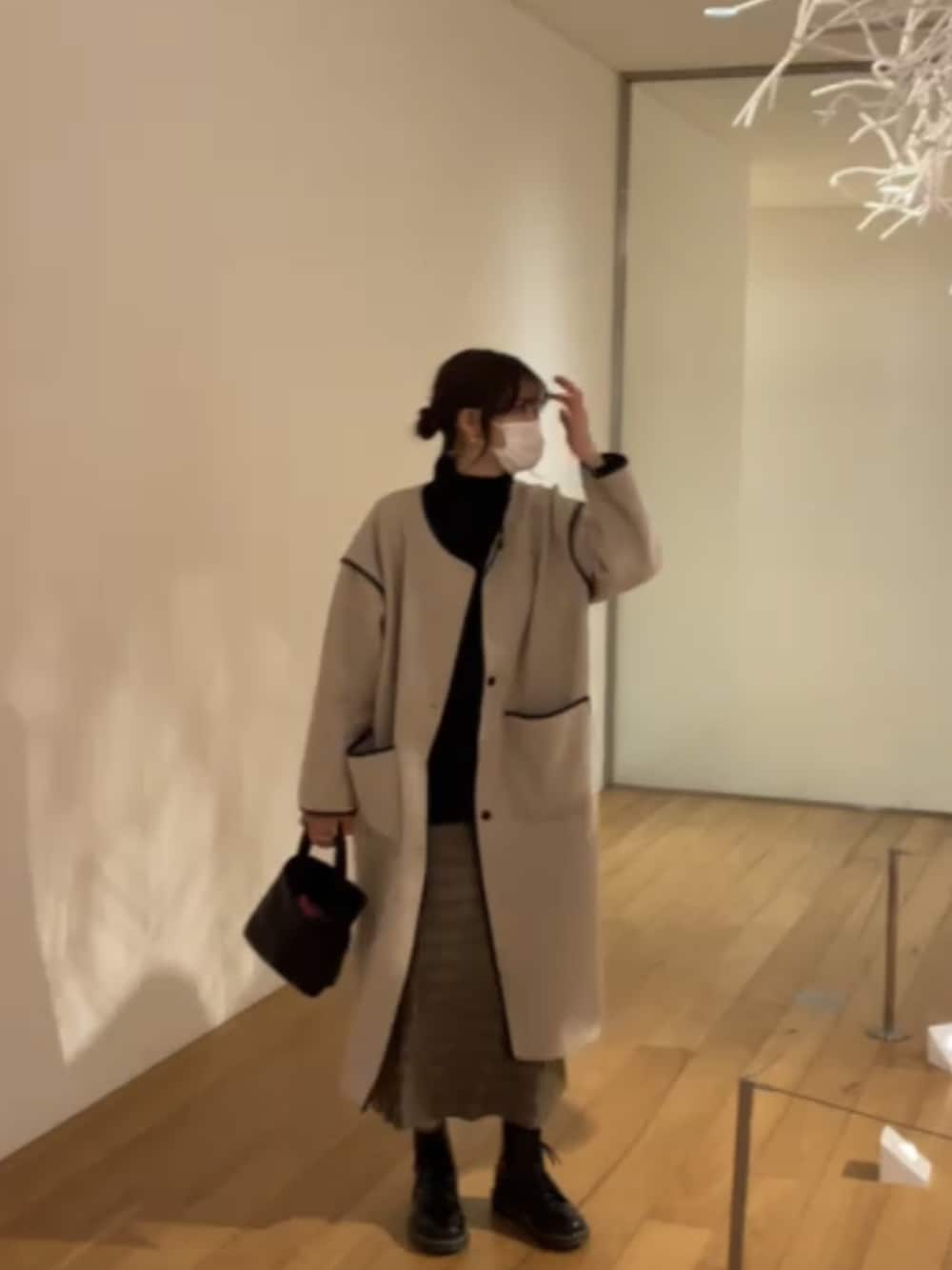 「美術館コーデ、淡色コーデ、淡色女子、骨格ナチュラル、マーメイドスカート、ノーカラーコート、チェックスカート、Dr.Martens、ドクターマーチン、ショートブーツ、お洒落さんとつながりたい、ブーツ、高身長女子、高身長コーデ、マーチン」｜「Dr. MartensのDr.Martens / ドクターマーチン 1460 8EYEBOOT 8ホール ブーツ シューズ（ブーツ、ブラック系）」を使った、nachi*さん（レディース・174cm）の冬コーディネートの1枚目の写真