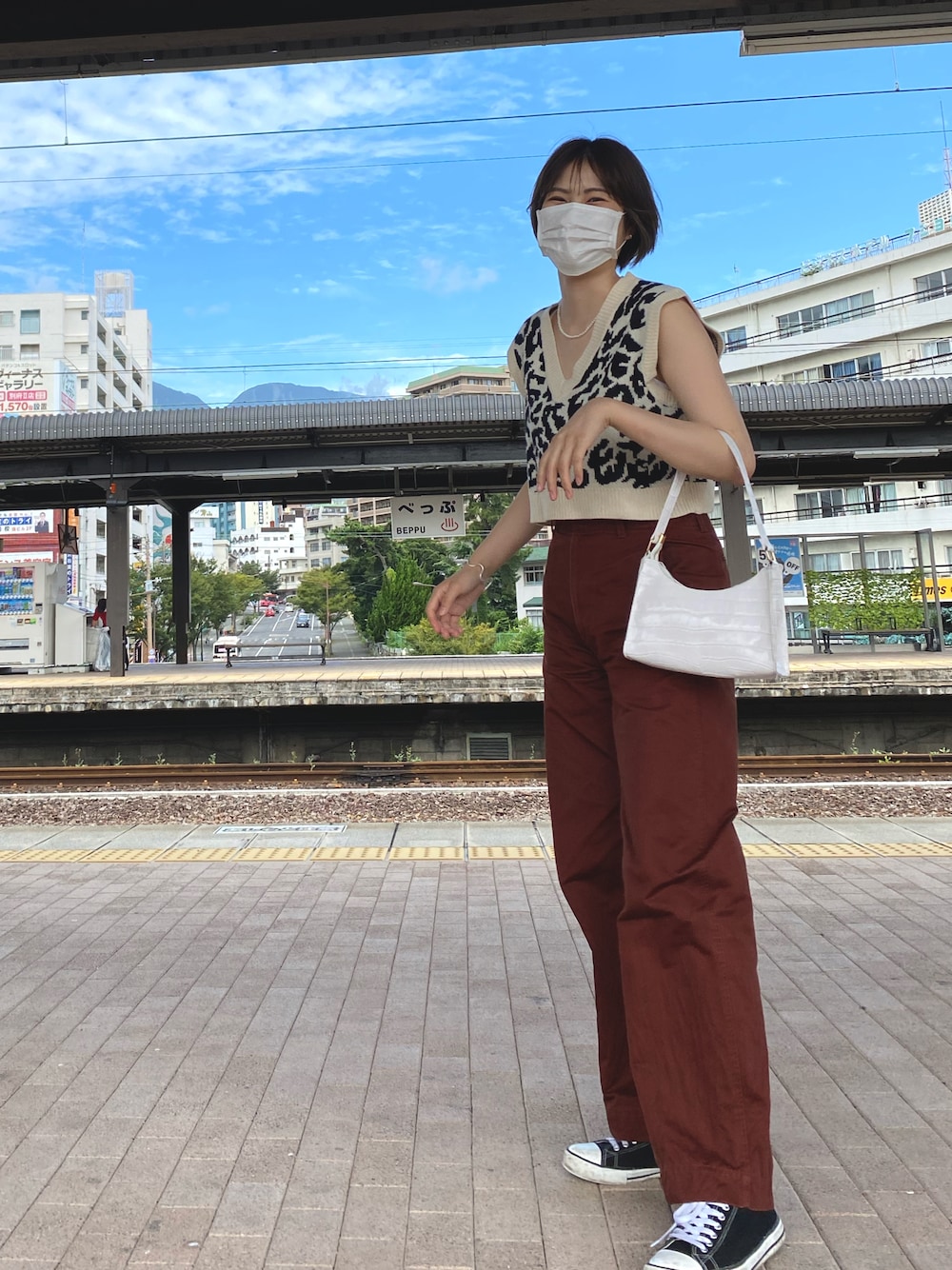 「ヒョウ柄、ハイウエストパンツ、赤パンツ、カラーパンツ、shein、高身長女子、高身長コーデ、高身長、ワンポイントカラー、パールネックレス、ヒョウ柄コーデ、スタイルアップ、足長効果」｜「sheinのアイテム（ベスト、ホワイト系）」を使った、nachi*さん（レディース・174cm）の夏コーディネートの1枚目の写真