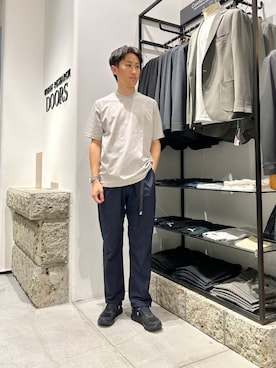 「オフィスカジュアル」｜「アイテム（Tシャツ/カットソー、グレー系）」を使った、岩村健世さん（メンズ・172cm）の夏コーディネート
