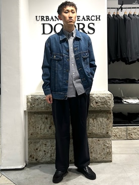 「アイテム（ビジネスシャツ）」を使った、岩村健世さん（メンズ・172cm）の秋コーディネート
