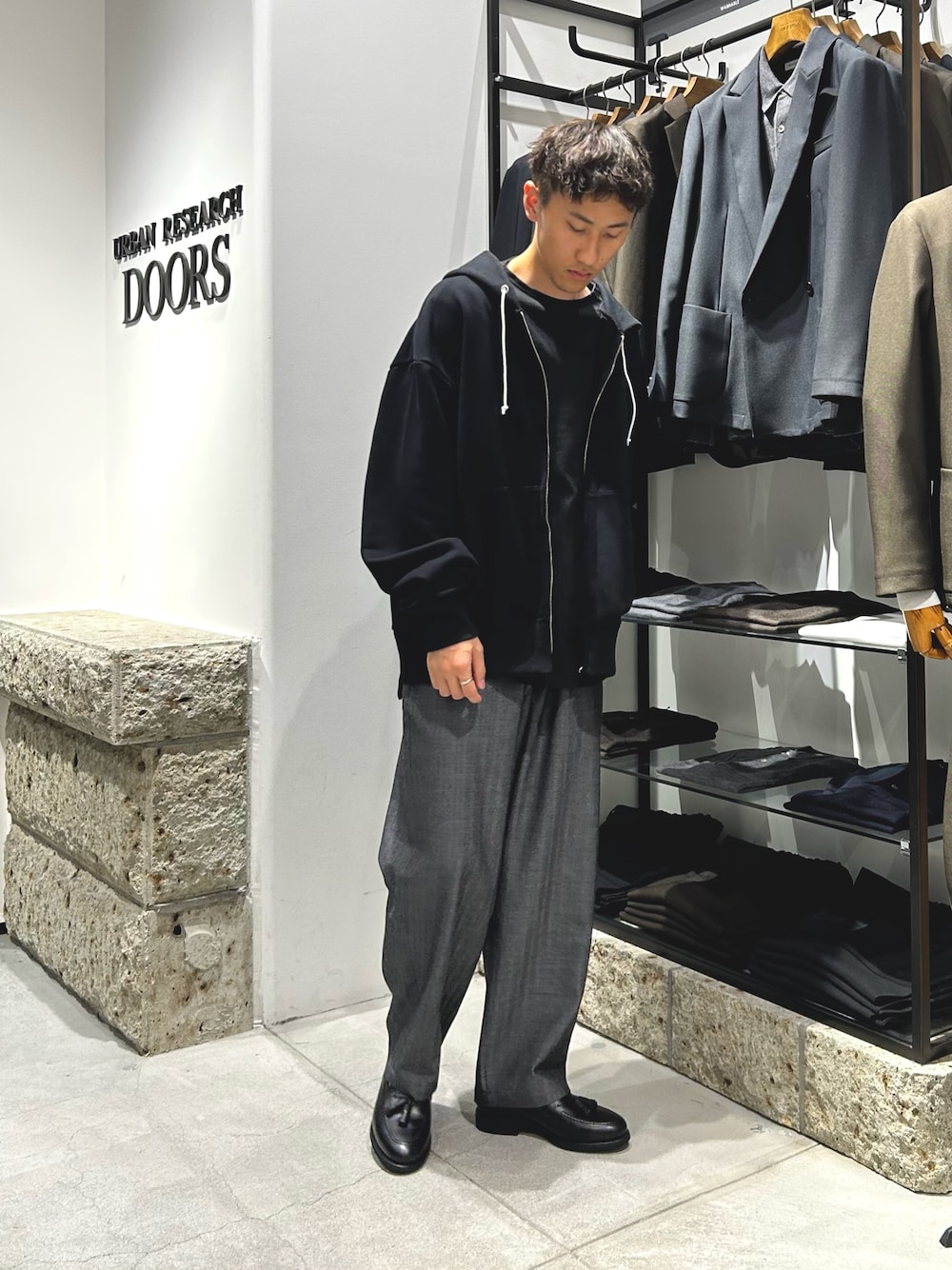 グレー系のその他パンツ、ブラック系のTシャツ/カットソー、ブラック系のパーカーを着用したメンズの秋コーディネートの1枚目の写真