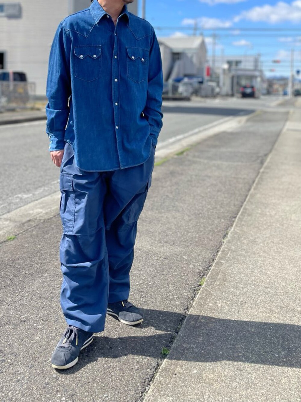 ブルー系のシャツ/ブラウス、ブルー系のカーゴパンツを着用したメンズの春コーディネートの1枚目の写真