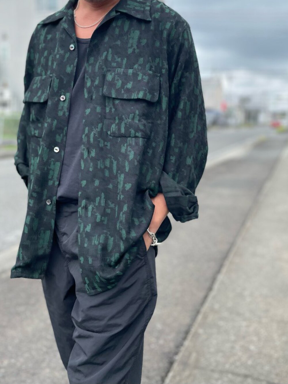 グリーン系のシャツ/ブラウスを着用したメンズの秋コーディネートの1枚目の写真