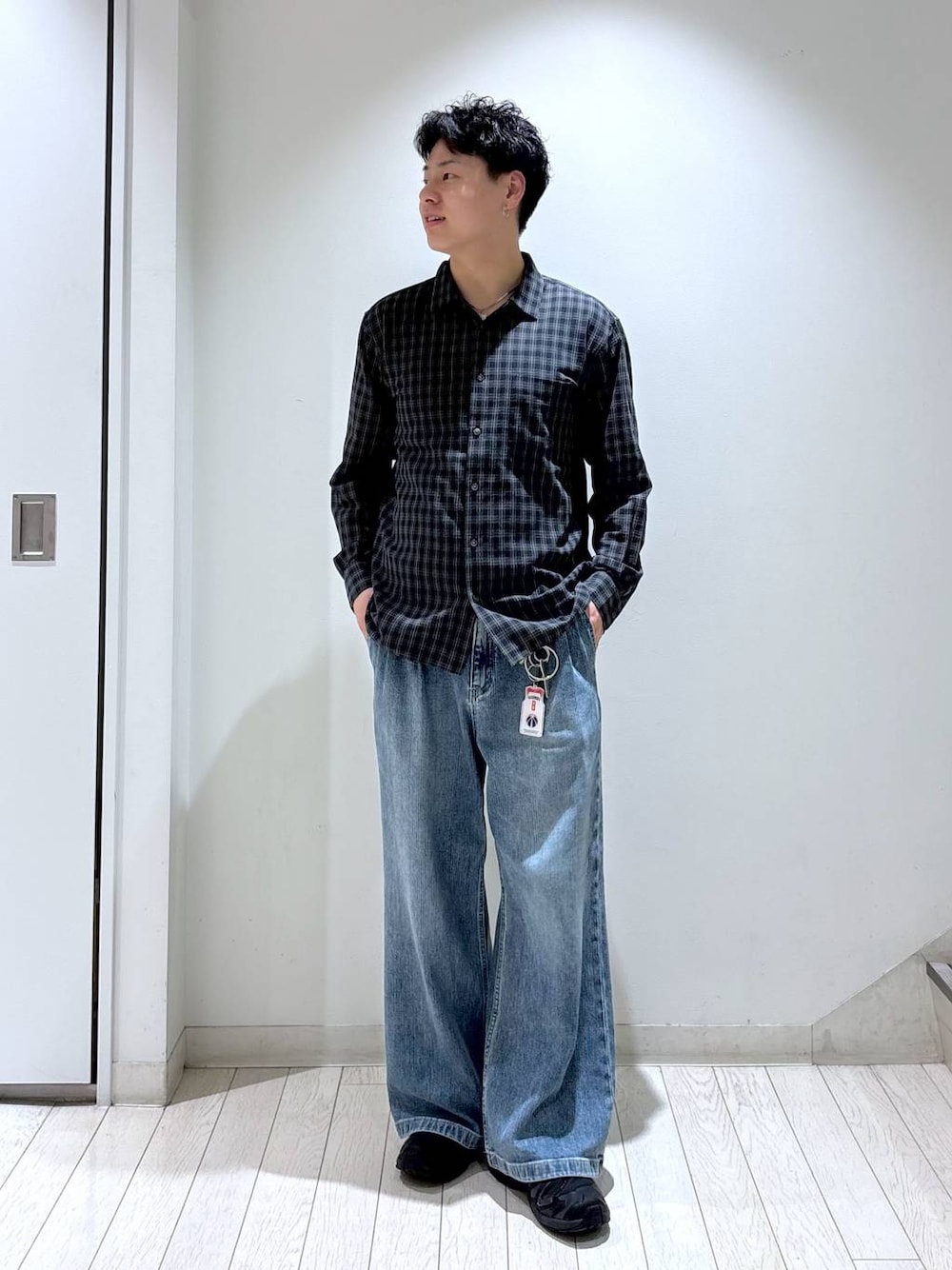 ブラック系のシャツ/ブラウス、ブルー系のデニムパンツを着用したメンズの秋コーディネートの1枚目の写真