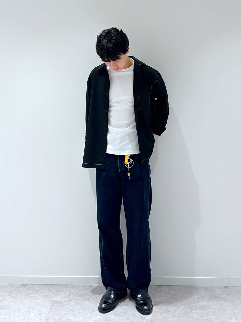 ホワイト系のTシャツ/カットソー、ブルー系のデニムパンツ、ブラック系のシャツ/ブラウスを着用したメンズの秋コーディネートの1枚目の写真