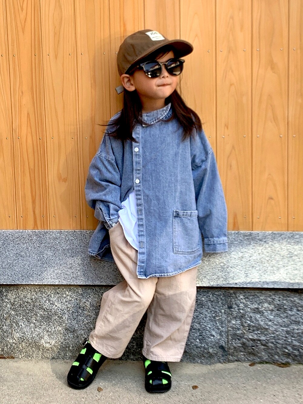 「休日スタイル、カジュアルコーデ、キャップ、ワイドパンツ、サンダル、ネオンカラー、レイヤードスタイル、サングラス、デニム、ビッグシルエット、シャツスタイル、春夏コーデ、ZOZOKIDSDAY、チノパン、ブラウン」｜「THE OTOGIBANASHI SUPPLYのアイテム（シャツ/ブラウス、ブルー系）」を使った、soutaさん（キッズ・100cm）の春コーディネートの1枚目の写真