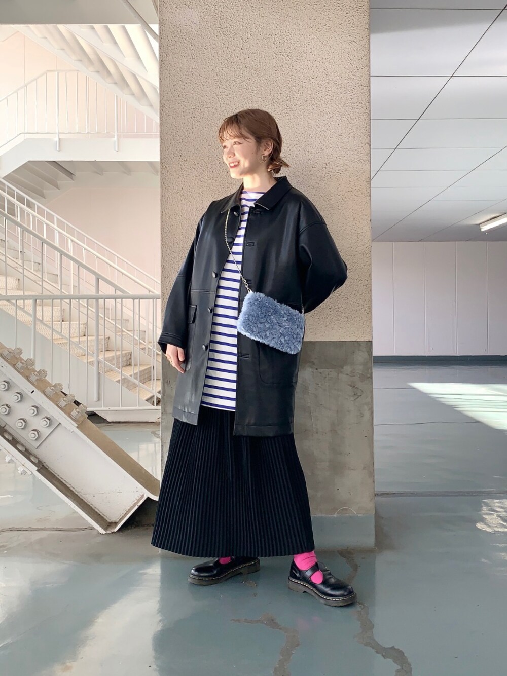 「ボーダー、レザージャケット、Dr.Martens、Ray BEAMS」｜「Ray BEAMSのRBS / フェイクレザー ステンカラー コート（ステンカラーコート、ブラック系）」を使った、ぽちさん（レディース・158cm）の秋コーディネートの1枚目の写真