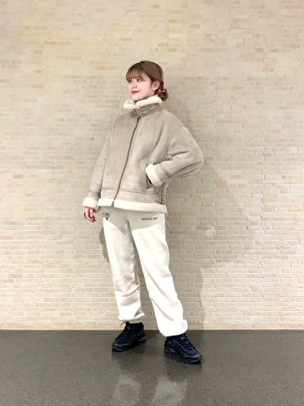 「Ray BEAMS、NIKE、ブルゾン、ホワイトコーデ、スウェットパンツ、スウェット」｜「Ray BEAMSのRay BEAMS / フェイクムートン ボマー ブルゾン（ブルゾン、ベージュ系）」を使った、ぽちさん（レディース・158cm）の冬コーディネートの1枚目の写真