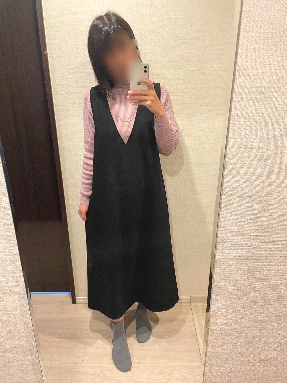 ジャンパースカートを使った「ピンクニット」の人気ファッション 