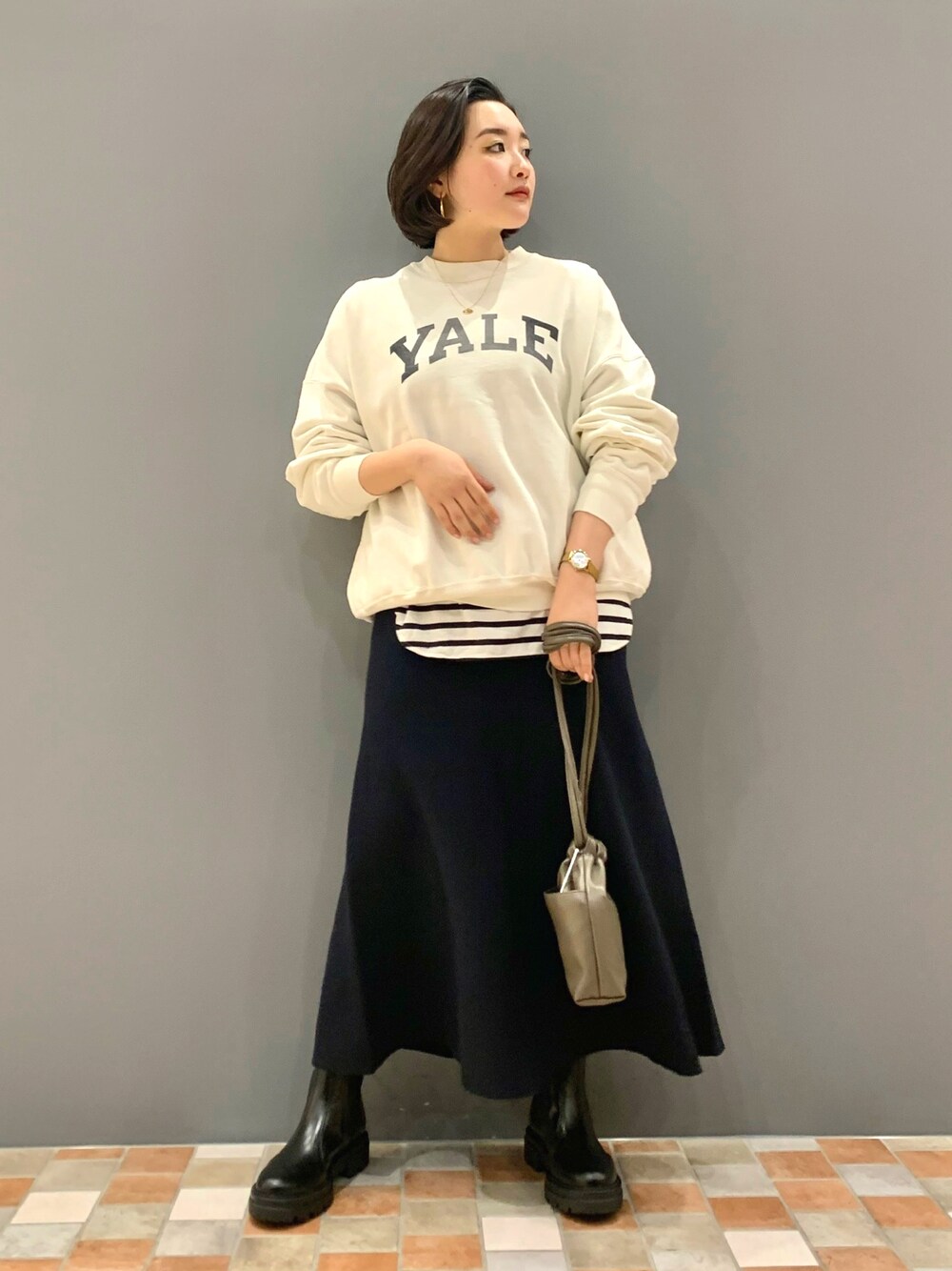 「冬、着回しコーデ、スウェット、REMI RELIEF、Rougevif、オトナカジュアル、ブーツ、サイドゴアブーツ、スカート、REMME」｜「Rouge vifのアイテム（スウェット、ホワイト系）」を使った、YUKA  MAKINOさん（レディース・158cm）の冬コーディネートの1枚目の写真