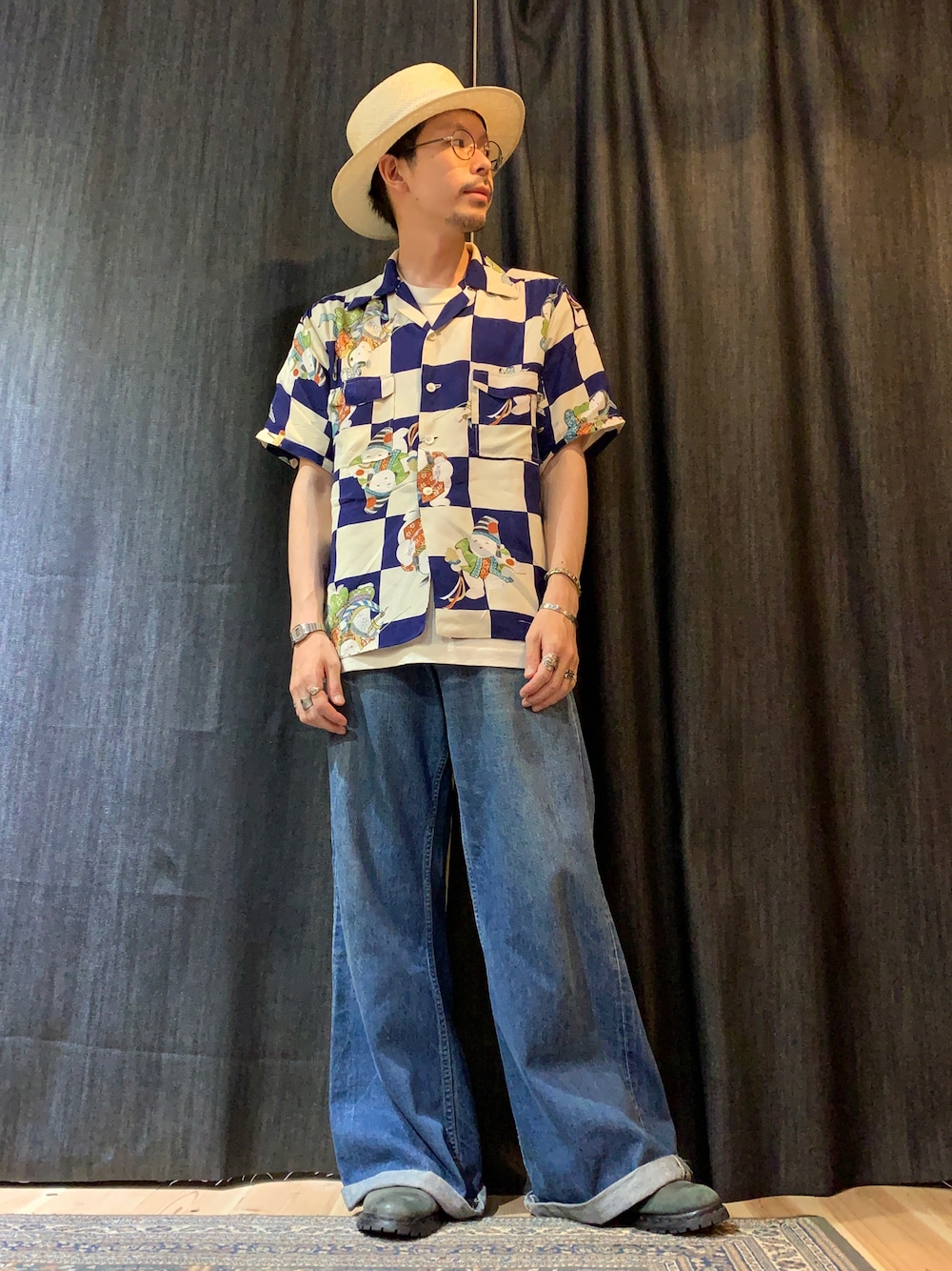 「ハット、柄シャツ、チェックシャツ、シャツスタイル、Tシャツ、デニム、ジーンズ、ワイドパンツ、ロールアップ、Dr.Martens、ブーツ、古着MIX、夏コーデ、シンプル、レイヤードスタイル」｜「CA4LAのアイテム（ハット、ホワイト系）」を使った、かいとさん（メンズ・165cm）の夏コーディネートの1枚目の写真