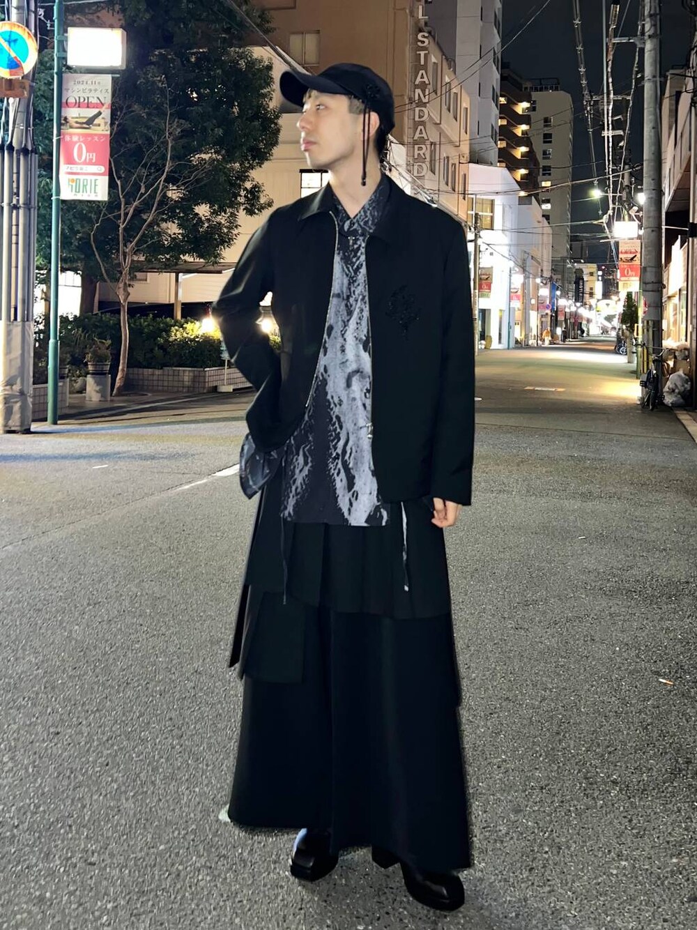 「ゆったり、ユニセックス、個性派、冬コーデ、モテ、モード、きれいめ、カラーコーデ_HARE、HARE」｜「HAREのラップスカートベルト(HARE)（スカート、ブラック系）」を使った、ウエノ シンヤさん（メンズ・176cm）の冬コーディネートの1枚目の写真