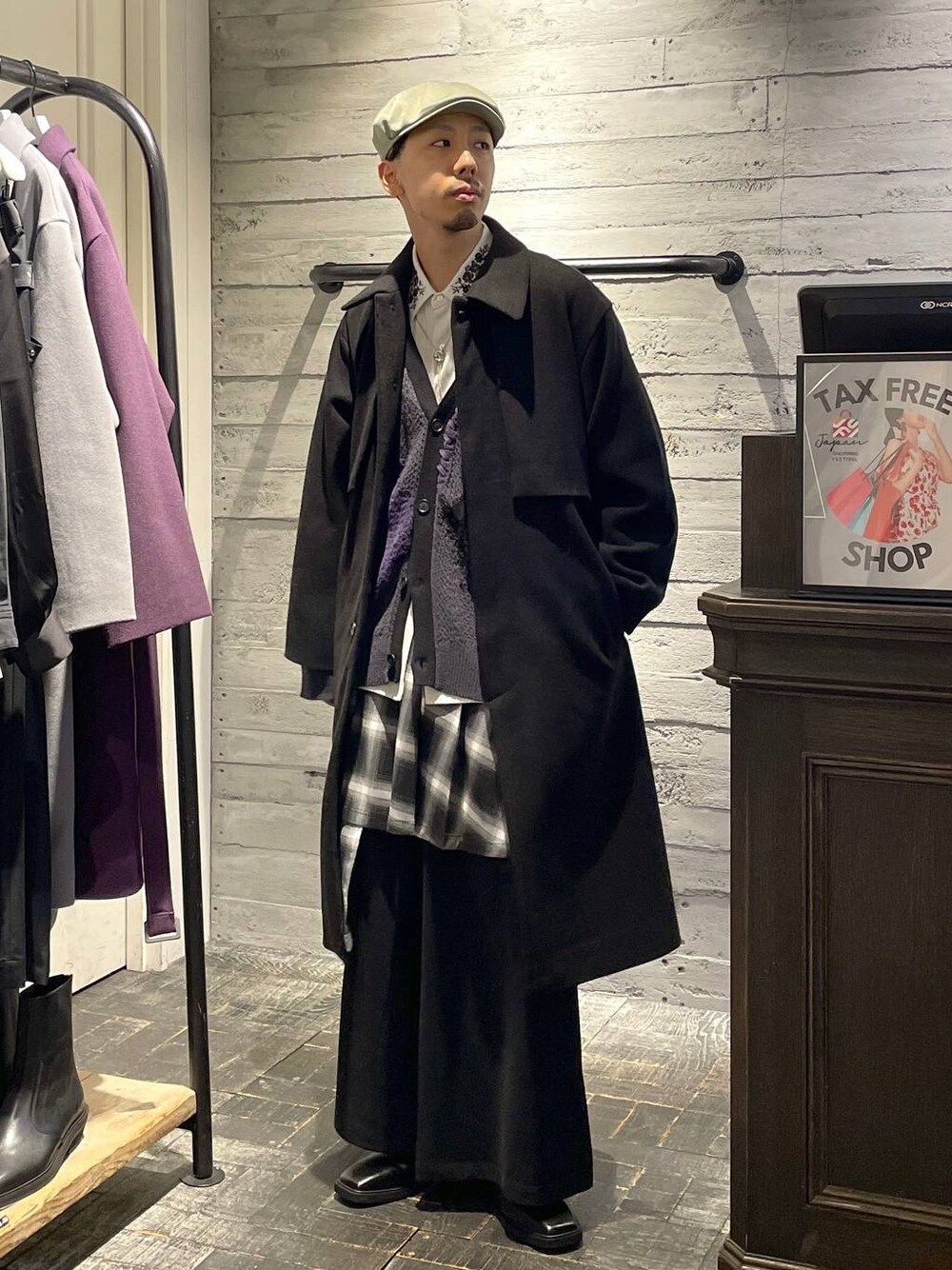 「冬コーデ、冬アウター、コート、カーディガン、ワイドパンツ、ゆったり、ユニセックス、個性派、モテ、モード、きれいめ、カラーコーデ_HARE、HARE」｜「HAREの【SET UP対応】TOROMIシシュウシャツ(HARE)（シャツ/ブラウス、ホワイト系）」を使った、ウエノ シンヤさん（メンズ・176cm）の秋コーディネートの1枚目の写真