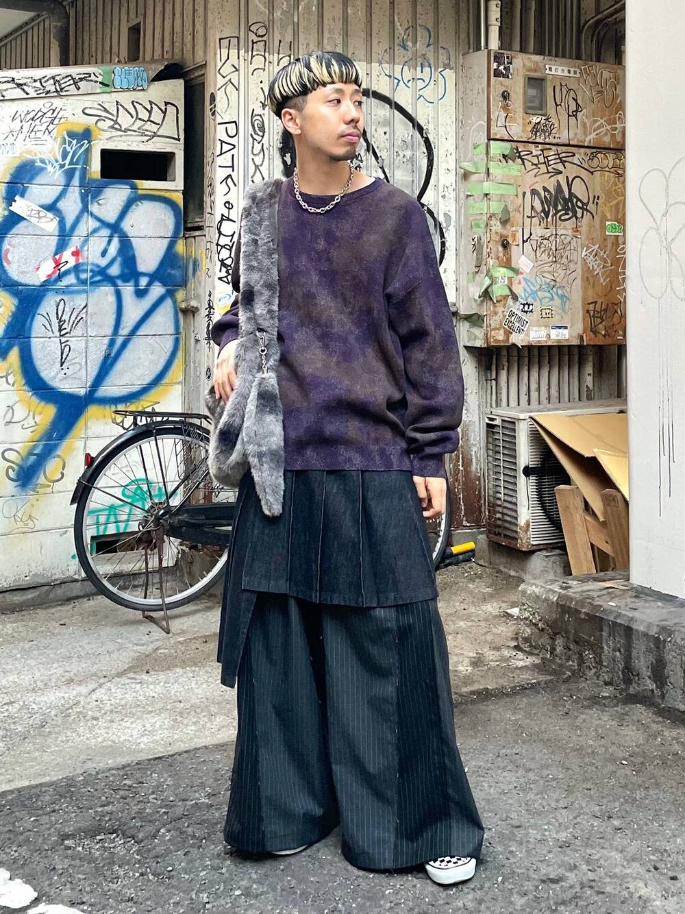 「ゆったり、ユニセックス、個性派、秋コーデ、モテ、モード、きれいめ、カラーコーデ_HARE、HARE、ニット、冬コーデ、ワイドパンツ」｜「HAREのラップスカートベルト(HARE)（スカート、ブラック系）」を使った、ウエノ シンヤさん（メンズ・176cm）の秋コーディネートの1枚目の写真