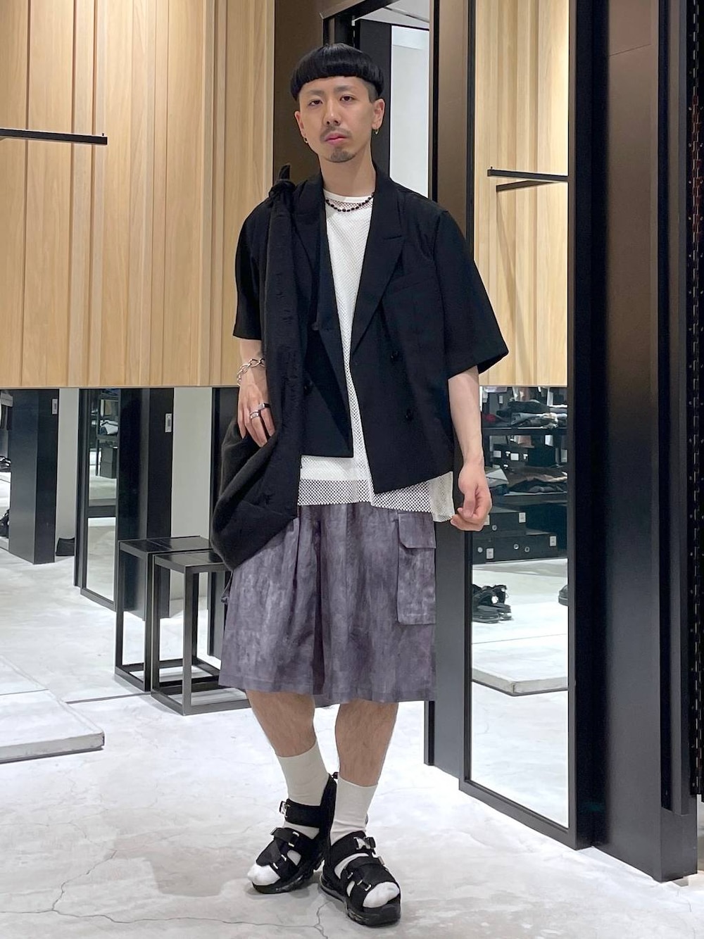 「ゆったり、ユニセックス、個性派、夏コーデ、モテ、モード、きれいめ、カラーコーデ_HARE、HARE」｜「HAREの【一部カラーWEB限定】EASYショルダーBAG(HARE)（ショルダーバッグ、ブラック系）」を使った、ウエノ シンヤさん（メンズ・176cm）の春コーディネートの1枚目の写真