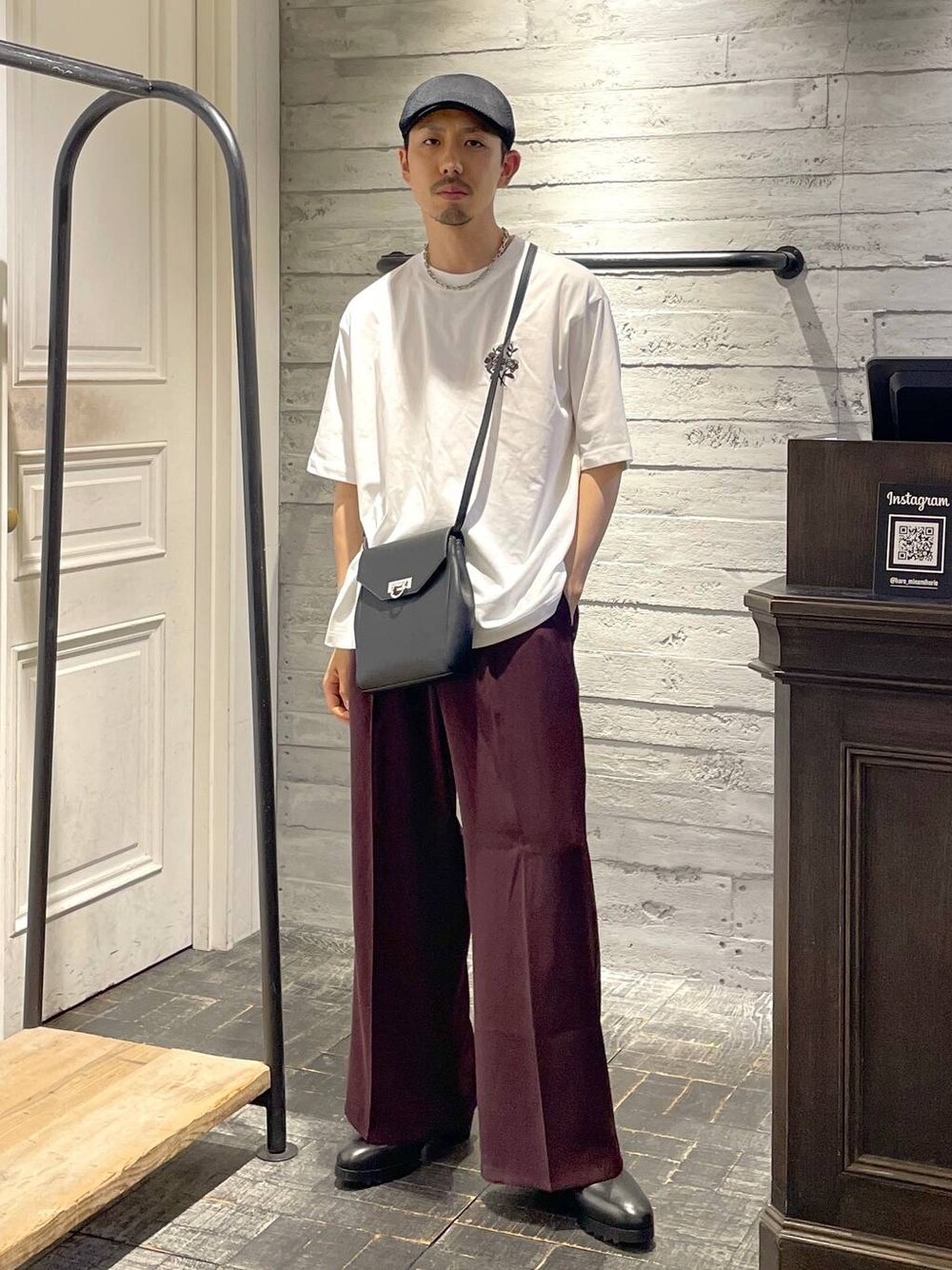 「ゆったり、ユニセックス、個性派、夏コーデ、モテ、モード、きれいめ、カラーコーデ_HARE、HARE、ネックレス、Tシャツ、ワイドパンツ、スラックス、バッグ、ショルダーバッグ」｜「HAREの【SET UP対応】TOROMIワイドパンツ(HARE)（スラックス、レッド系）」を使った、ウエノ シンヤさん（メンズ・176cm）の夏コーディネートの1枚目の写真