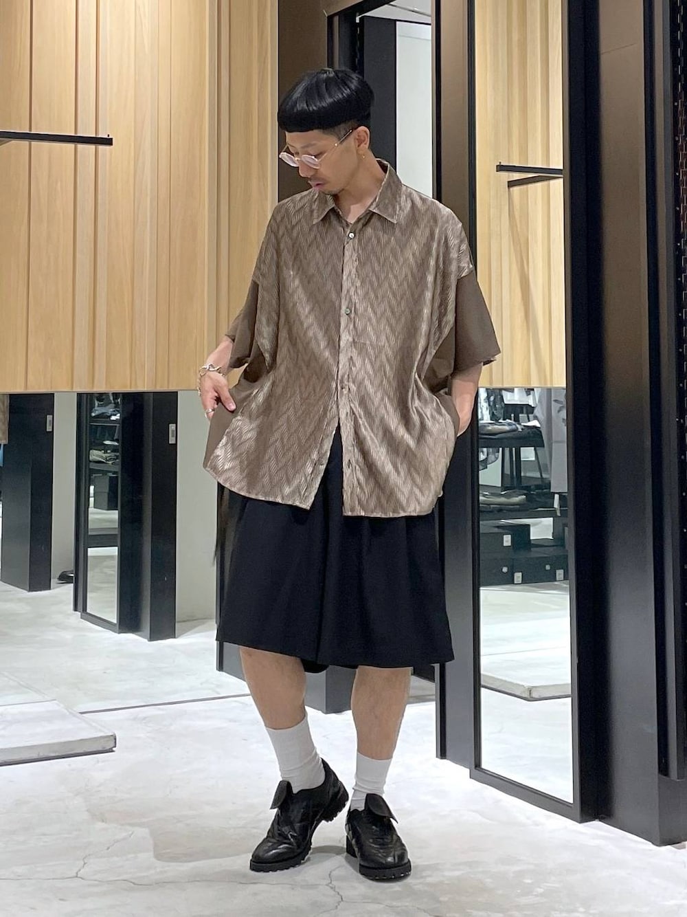 「ゆったり、ユニセックス、個性派、夏コーデ、モテ、モード、きれいめ、カラーコーデ_HARE、HARE」｜「HAREの【SET UP対応】DABOルーズショーツ(HARE)（その他パンツ、ブラック系）」を使った、ウエノ シンヤさん（メンズ・176cm）の春コーディネートの1枚目の写真