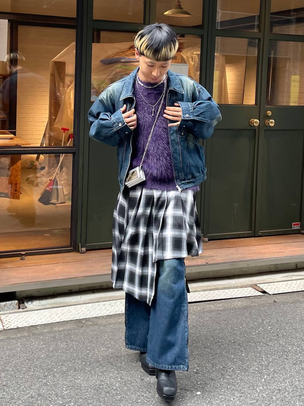 「ゆったり、ユニセックス、個性派、秋コーデ、HARE、デニムパンツ、デニムジャケット、モテ、モード、きれいめ、カラーコーデ_HARE」｜「HAREの【SETUP対応】ZIPレイヤードデニムパンツ(HARE)（デニムパンツ、ブルー系）」を使った、ウエノ シンヤさん（メンズ・176cm）の秋コーディネートの1枚目の写真