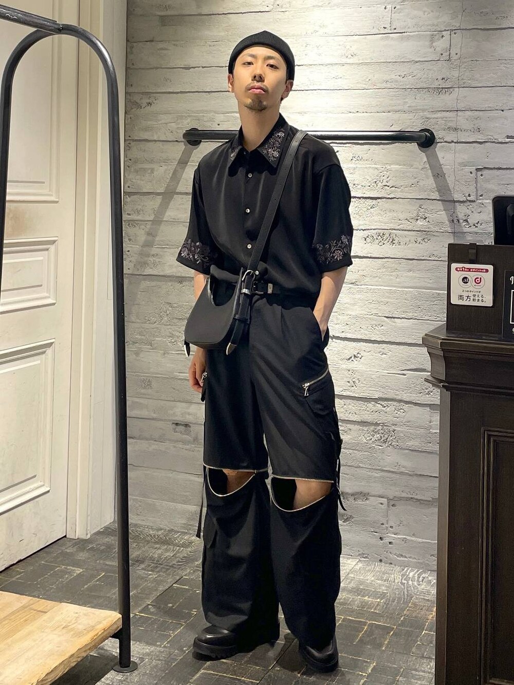 ブラック系のシャツ/ブラウス、ブラック系のカーゴパンツ、ブラック系のドレスシューズを着用したメンズの夏コーディネートの1枚目の写真