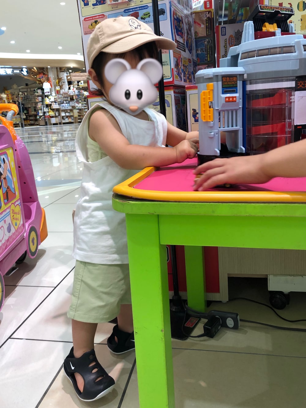 「男の子、むすこーで、男の子ベビー、赤ちゃんコーデ、レイヤードスタイル、男の子コーデ、スポーティ、水着スタイル、水着コーデ」｜「NIKEのNIKE ナイキ SUNRAY PROTECT 3 TD ベビーサンダル【水陸両用】(サンレイプロテクト3TD)（サンダル、ブラック系）」を使った、LEE君さん（キッズ・80cm）の秋コーディネートの1枚目の写真