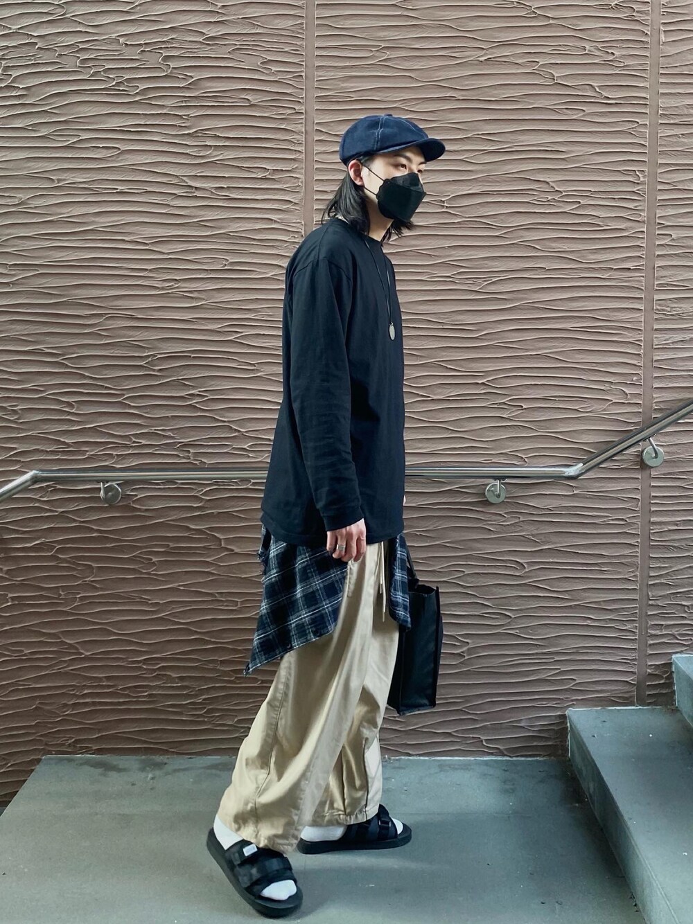 「nurariのアイテム（チノパンツ、ベージュ系）」を使った、esxさん（メンズ・180cm）の春コーディネートの1枚目の写真