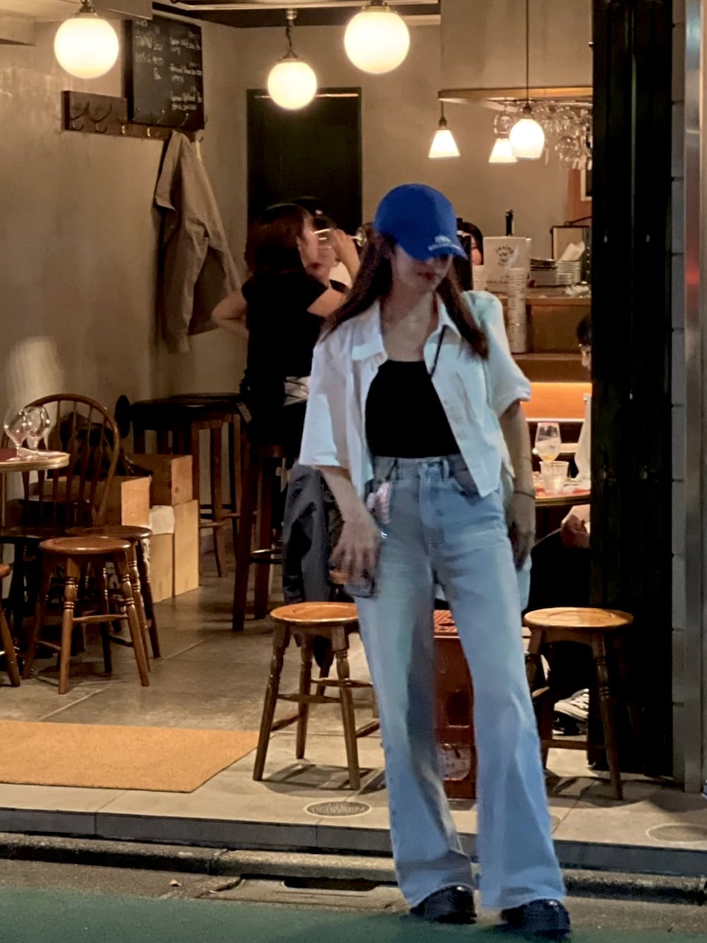 「AcneStudios、パンツスタイル、denim、Dinner、blue、CAP、COS、korea、ブーツ」｜「Acne Studiosのアイテム（デニムパンツ、ブルー系）」を使った、ample_yuyuさん（レディース・167cm）の秋コーディネートの1枚目の写真