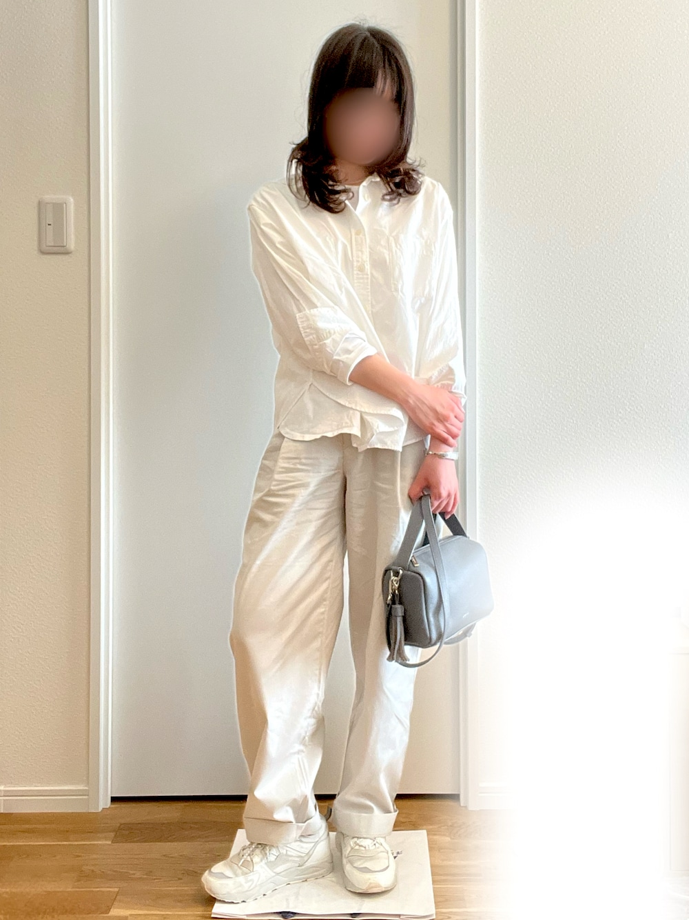 「最高気温26℃」｜「UNIQLOのアイテム（チノパンツ、グレー系）」を使った、きのこさん（骨格ウェーブ・レディース・157cm）の春コーディネートの1枚目の写真