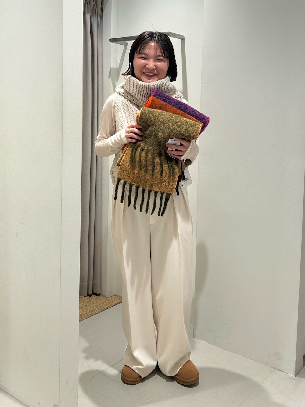 ホワイト系のその他パンツ、イエロー系のその他シューズ、ホワイト系のTシャツ/カットソーを着用したレディースの秋コーディネートの1枚目の写真