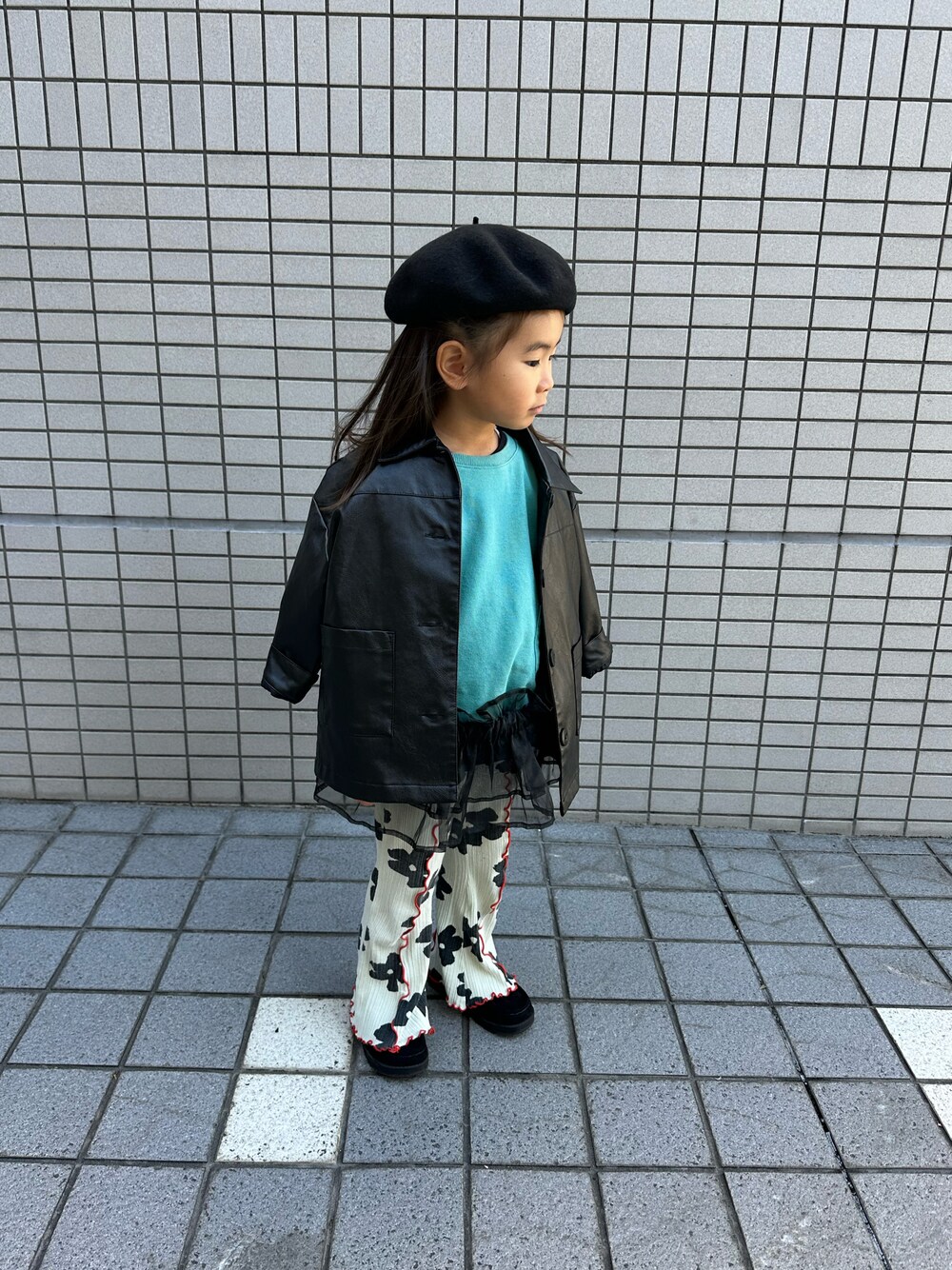 「バースデーのアイテム（ジャケット/アウター、ブラック系）」を使った、Hannahさん（キッズ・100cm）の冬コーディネートの1枚目の写真
