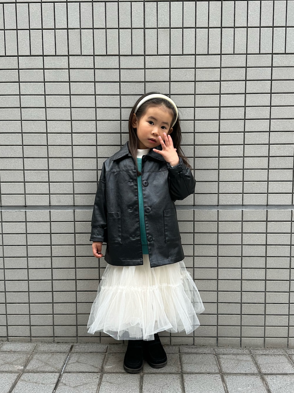 「riziereのチュール切り替えドレスワンピース（ワンピース、ホワイト系）」を使った、Hannahさん（キッズ・100cm）の冬コーディネートの1枚目の写真