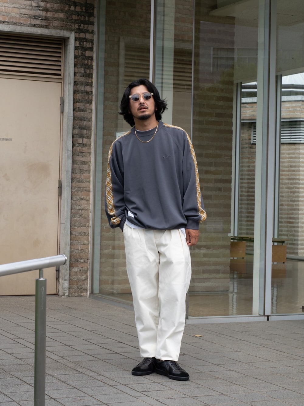 「休日コーデ、スエット、スウエット、ワイドパンツ、大人カジュアル、アメカジ、オーバーサイズ、スニーカー、SCHOTT、Schott  LaLaport FUJIMI」｜「schottのSchott/ショット/TAPING JERSEY CREW  SWEAT/テーピング ジャージ クルースウェット（ジャージ、グレー系）」を使った、omata takayaさん（メンズ・172cm）の秋コーディネートの1枚目の写真