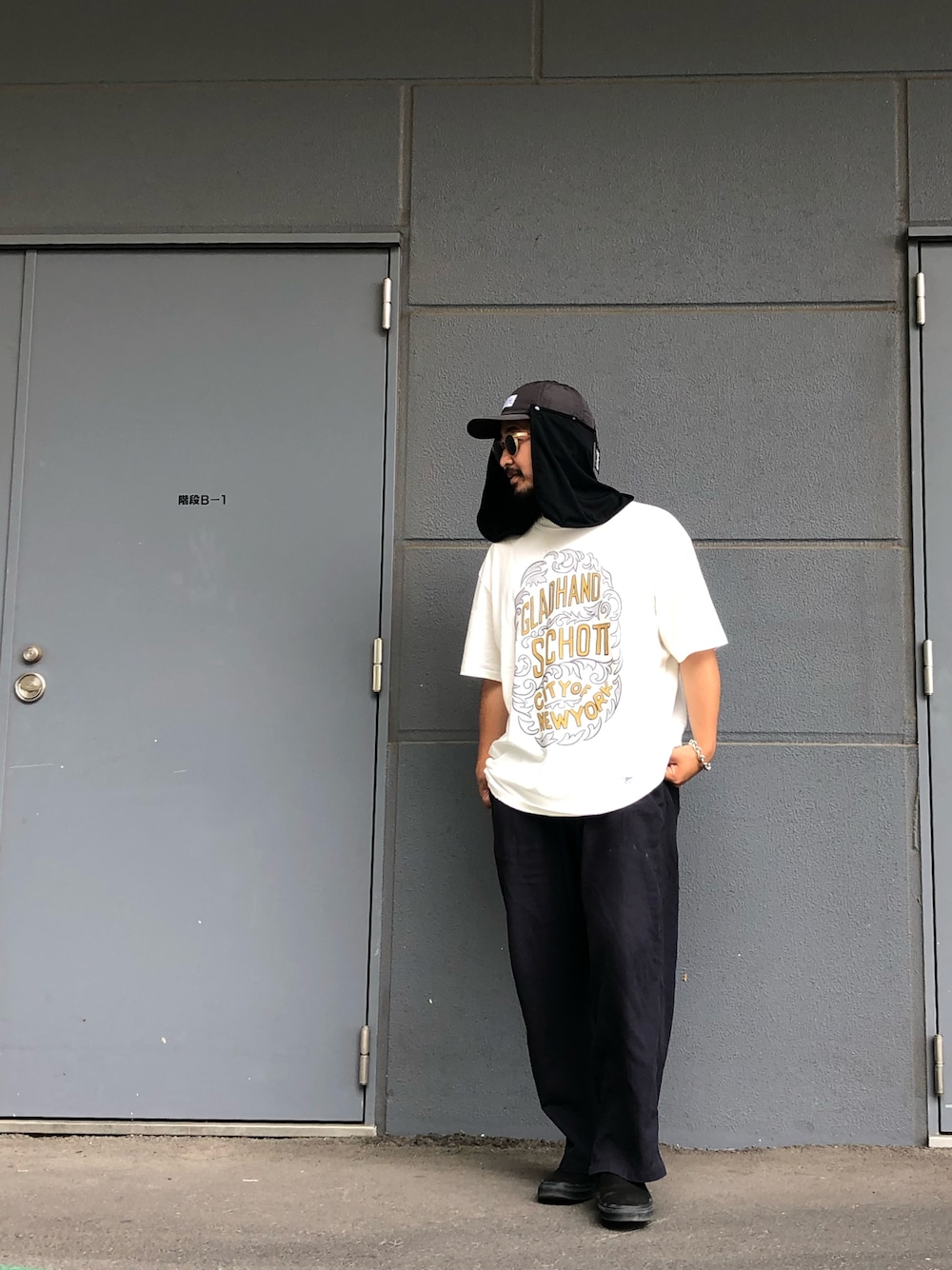 「スニーカー、ゆるコーデ、アウトドアスタイル、ロゴT、キャップ、古着MIX、サングラススタイル、ファッションの力を信じよう、SCHOTT、Schott  LaLaport FUJIMI」｜「schottの【直営限定】Schott/ショット/SLEEPING EASY PANTS/スリーピングイージーパンツ（その他パンツ、ブラック系）」を使った、omata takayaさん（メンズ・172cm）の夏コーディネートの1枚目の写真