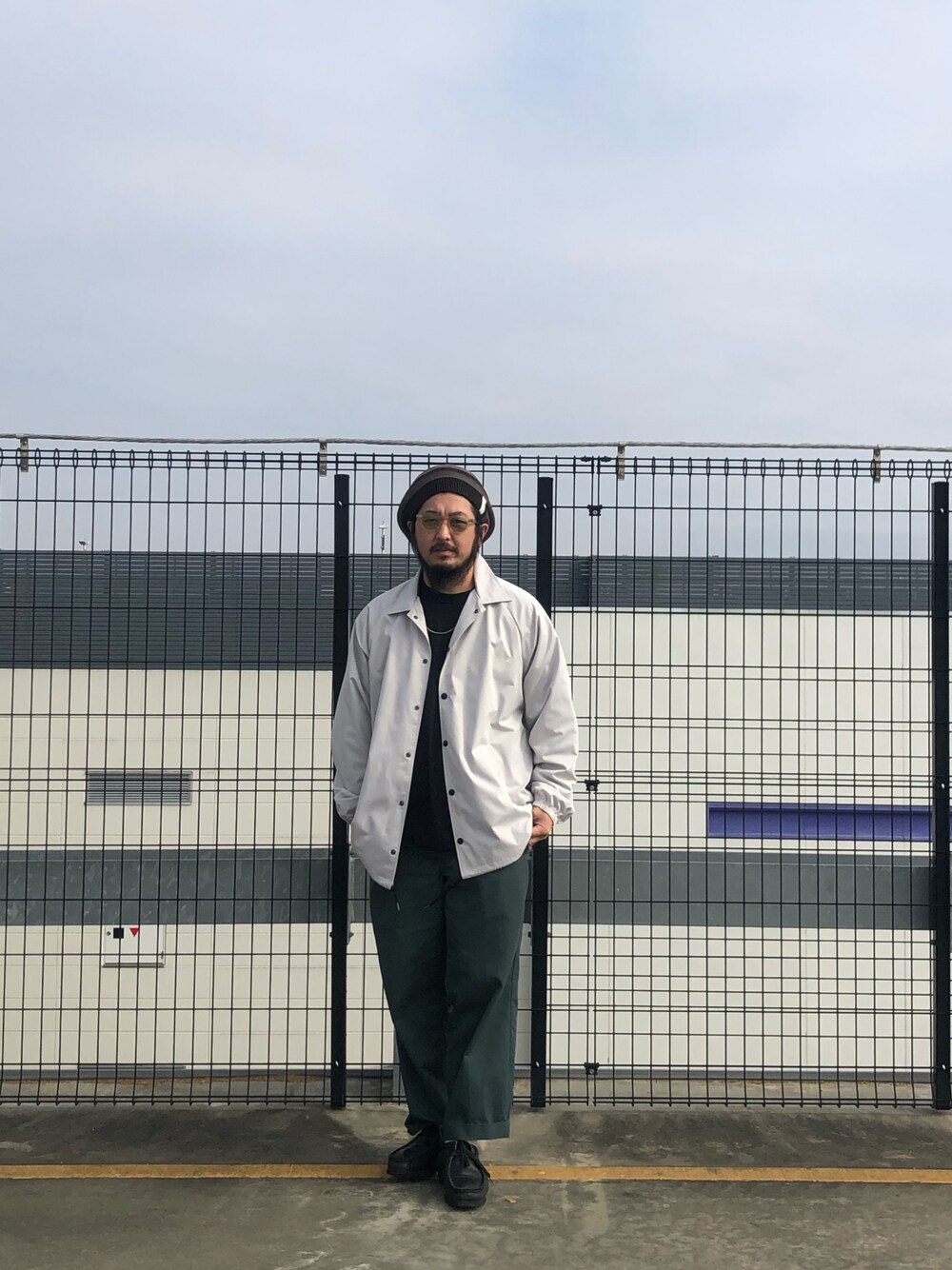 グレー系のブルゾン、グリーン系のその他パンツを着用したメンズの冬コーディネートの1枚目の写真