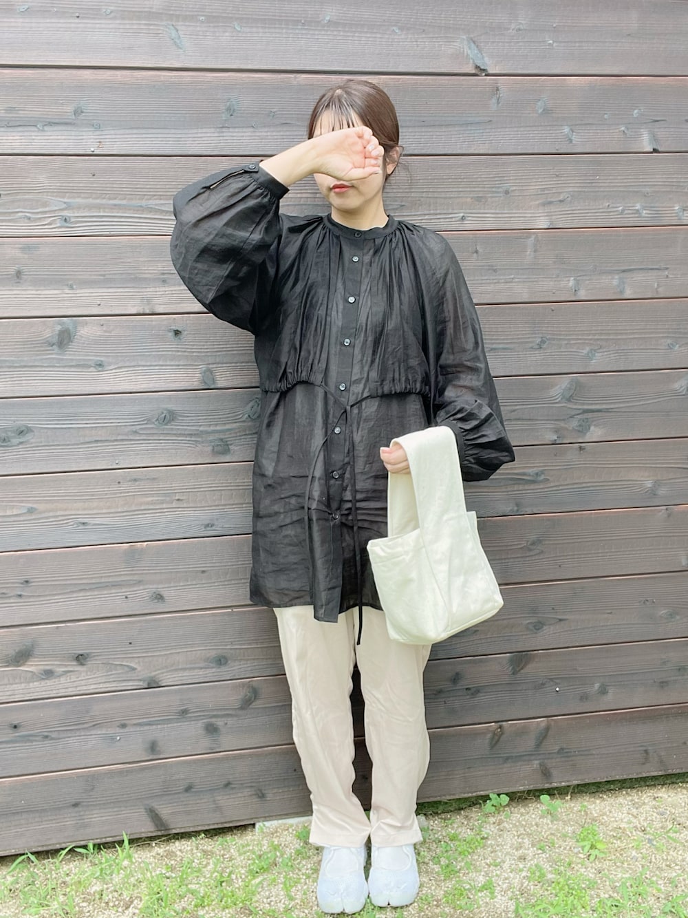 「カジュアル、パンツスタイル、リラックススタイル、きれいめカジュアル、大人女子、休日スタイル、夏、スニーカー、モノトーンコーデ、ブラウス、エアリフト、サンダル、トートバッグ、ママコーデ」｜「Amiurのvolume sheer shirt（シャツ/ブラウス、ブラック系）」を使った、eicoさん（レディース・159cm）の夏コーディネートの1枚目の写真